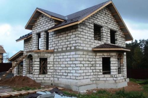 Из чего дешевле строить дом для постоянного проживания. Из каких материалов и по какой технологии построить бюджетный загородный дом