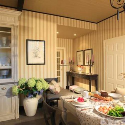 Как состыковать обои красиво. Оклейка и стыковка обоев: распространенные проблемы 32