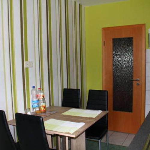 Как состыковать обои красиво. Оклейка и стыковка обоев: распространенные проблемы 31