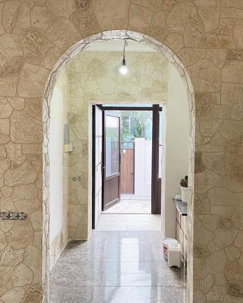 Декоративная штукатурка в интерьере прихожей. Основные виды декоративных штукатурок