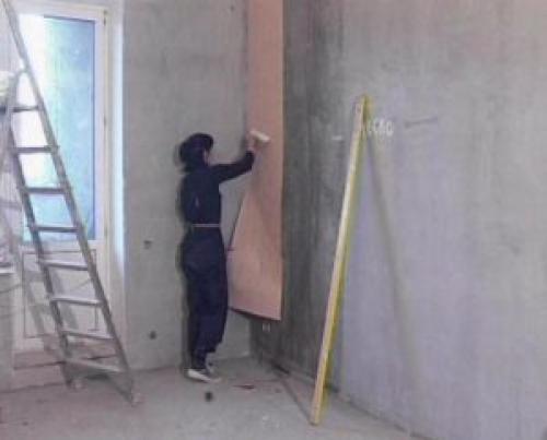 Можно ли клеить обои на цементную штукатурку