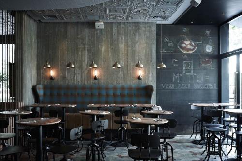 Декоративная штукатурка и обои на одной стене. Предварительная обработка стен 17