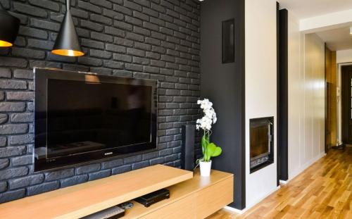 Сочетание кирпича и обоев в интерьере. Подборка реальных фото гостиных с кирпичной стеной