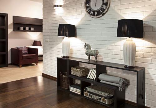 Сочетание кирпича и обоев в интерьере. Подборка реальных фото гостиных с кирпичной стеной