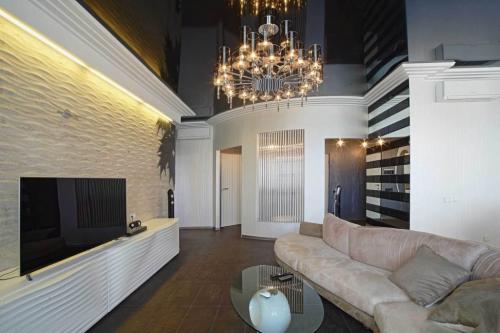 Белые стены в интерьере гостинной. Иллюзия пространства, советы и рекомендации