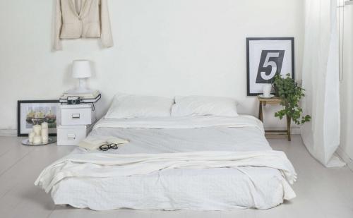 Белые стены в интерьере 2022. Особенности белого цвета в разных стилях 09