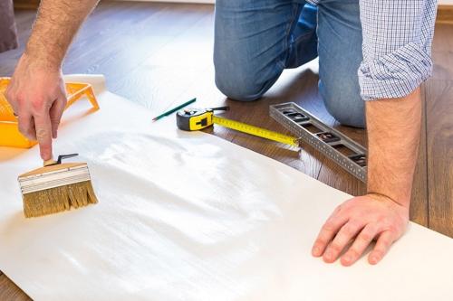 Как задекорировать стыки на обоях. Видны стыки на обоях: как переклеить, как замаскировать дефект