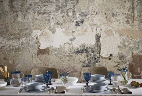 Как совместить декоративную штукатурку и обои 22